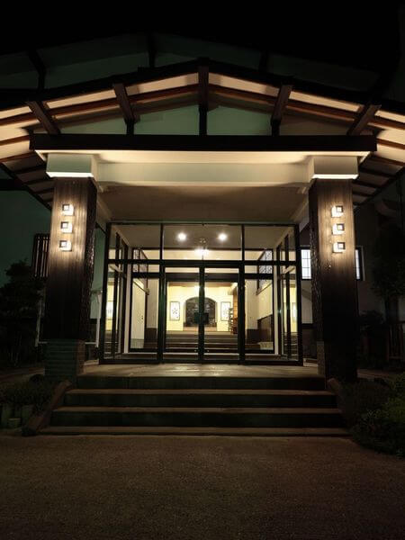 菱野温泉薬師館の外観入口