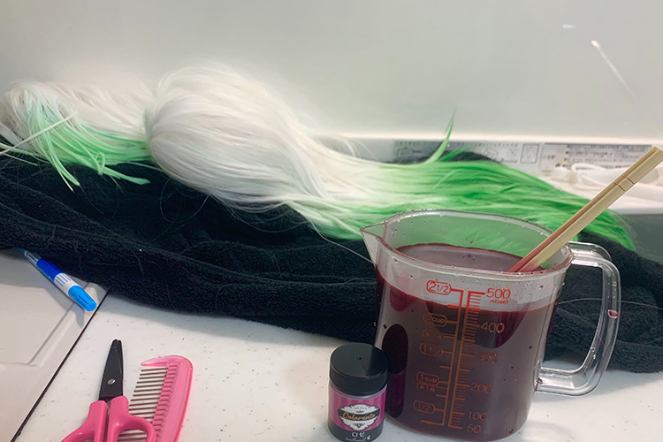 『鬼滅の刃』の甘露寺蜜璃のようなグラデーションに染める為に緑のカラーを入れたあとはピンクの染色剤を用意