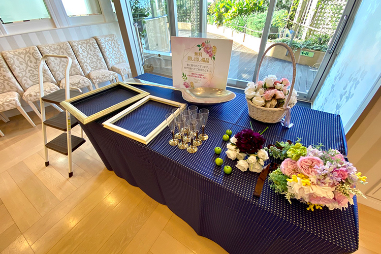ホテル舞浜ユーラシアのコスプレイベントの会場内のテーブルの上にある無料で使える小道具